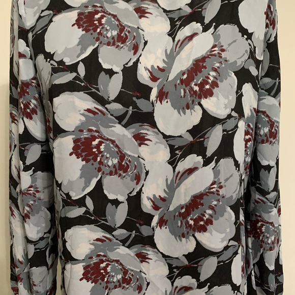 Beautiful blouse ❤️ - Picture 2 of 3